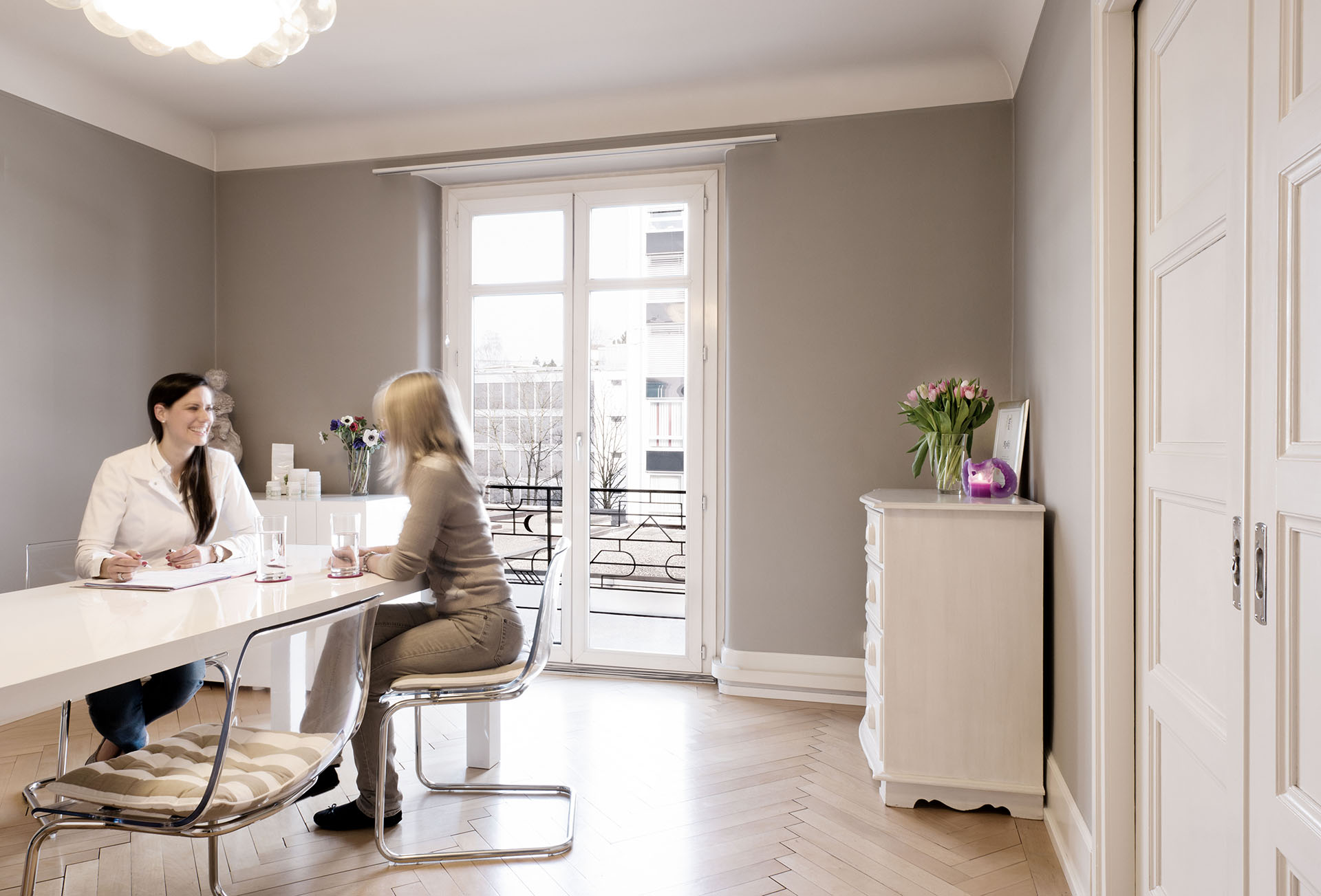 Institut_Zug_Gespraech Institut_Zug_Gespraech